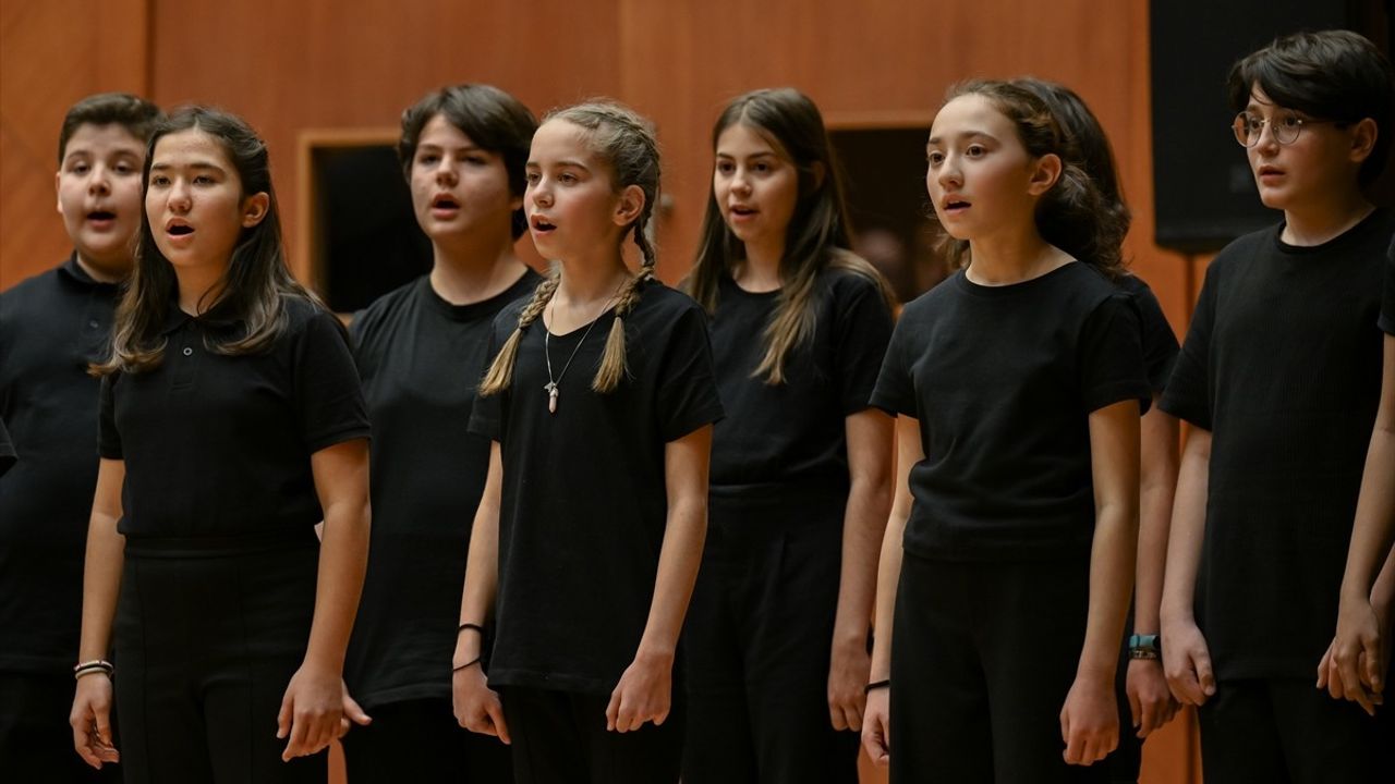 Devlet Çoksesli Çocuk Korosu'ndan Anma Konseri