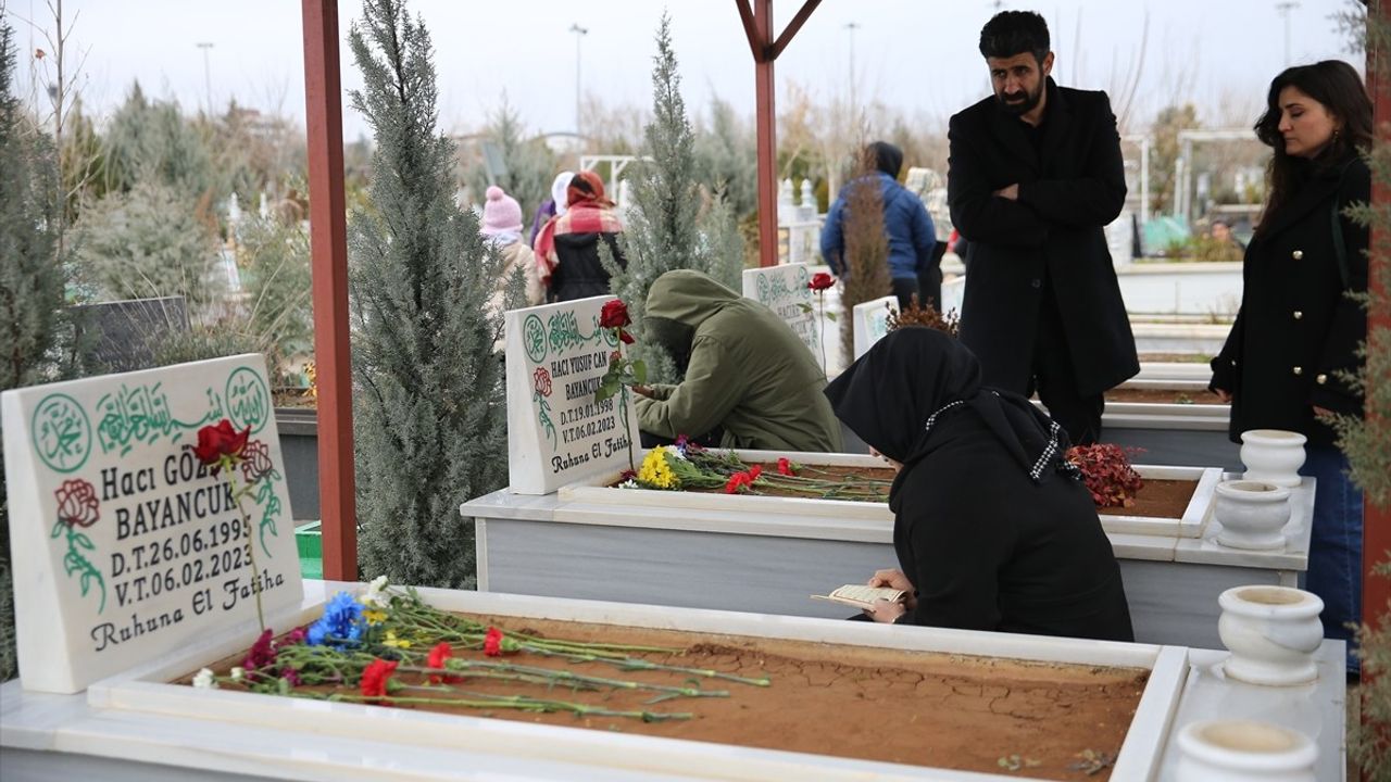 Diyarbakır'da Depremde Kaybedilenler İçin Mezarlık Ziyareti