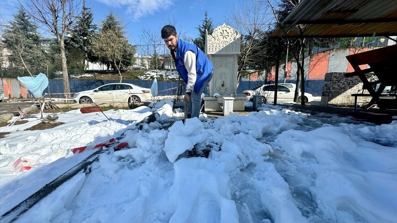 Düzce'de Gönüllü Gençlerden Tarihi Camilere Temizlik