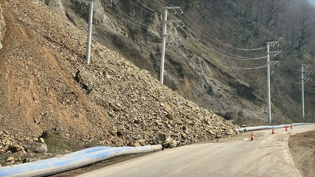Düzce'de Heyelan Sonrası Kara Yoluna Toprak Parçaları Düştü
