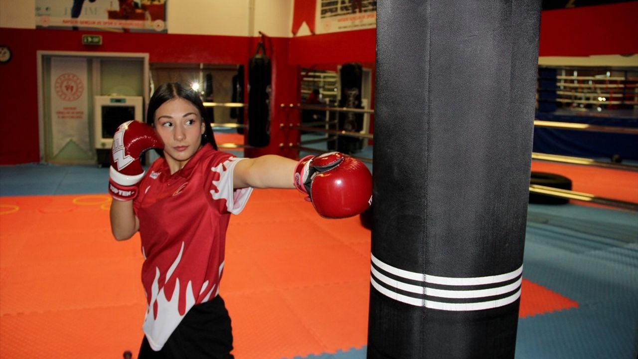 Ecrin Gülay Düzgün'den Kick Boks'ta Yeni Başarılar