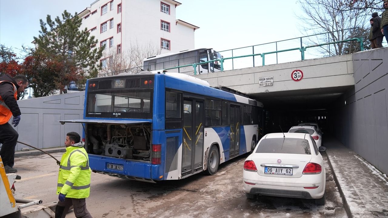 EGO Otobüsü Köprü Altında Sıkıştı