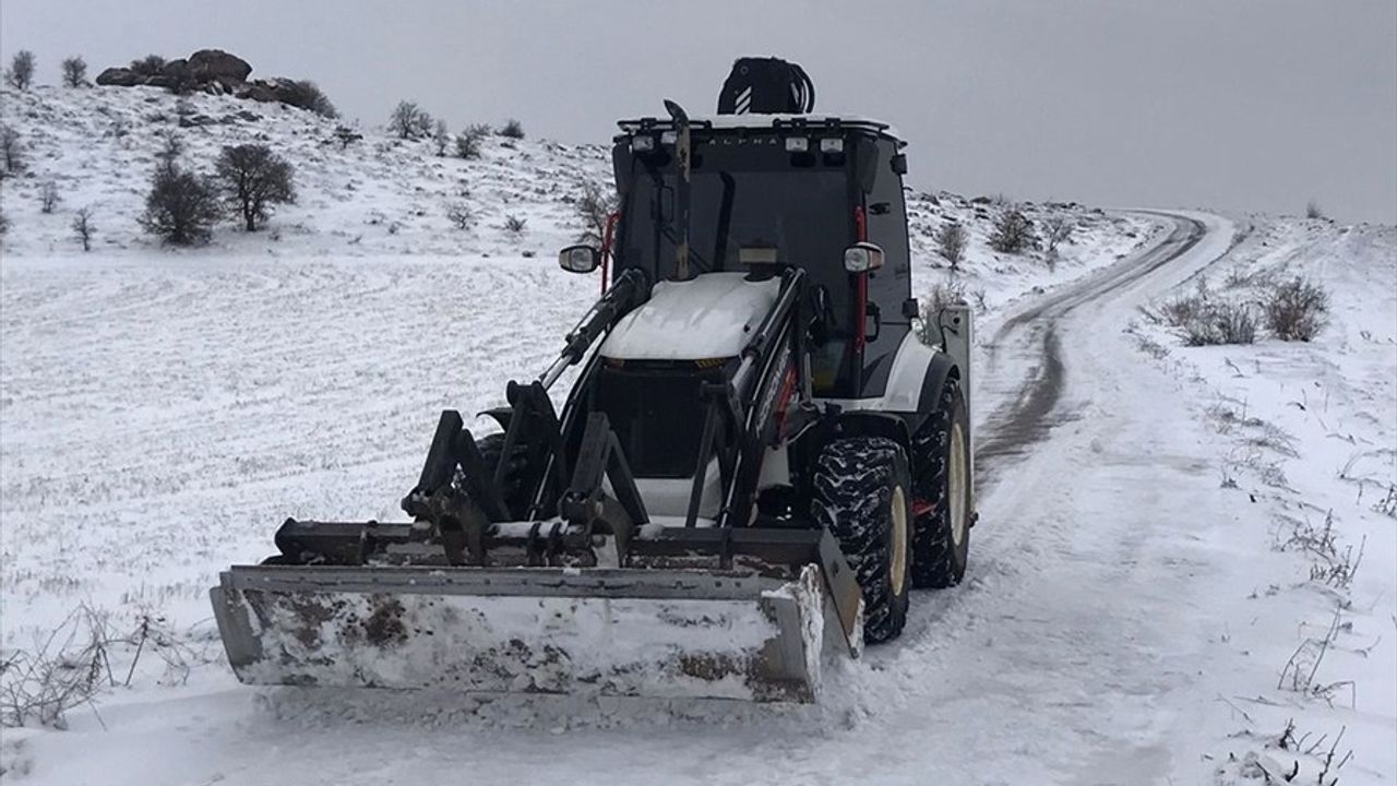 Elazığ'da Kar Yağışı 59 Yerleşim Yerini Kapatmış Durumda