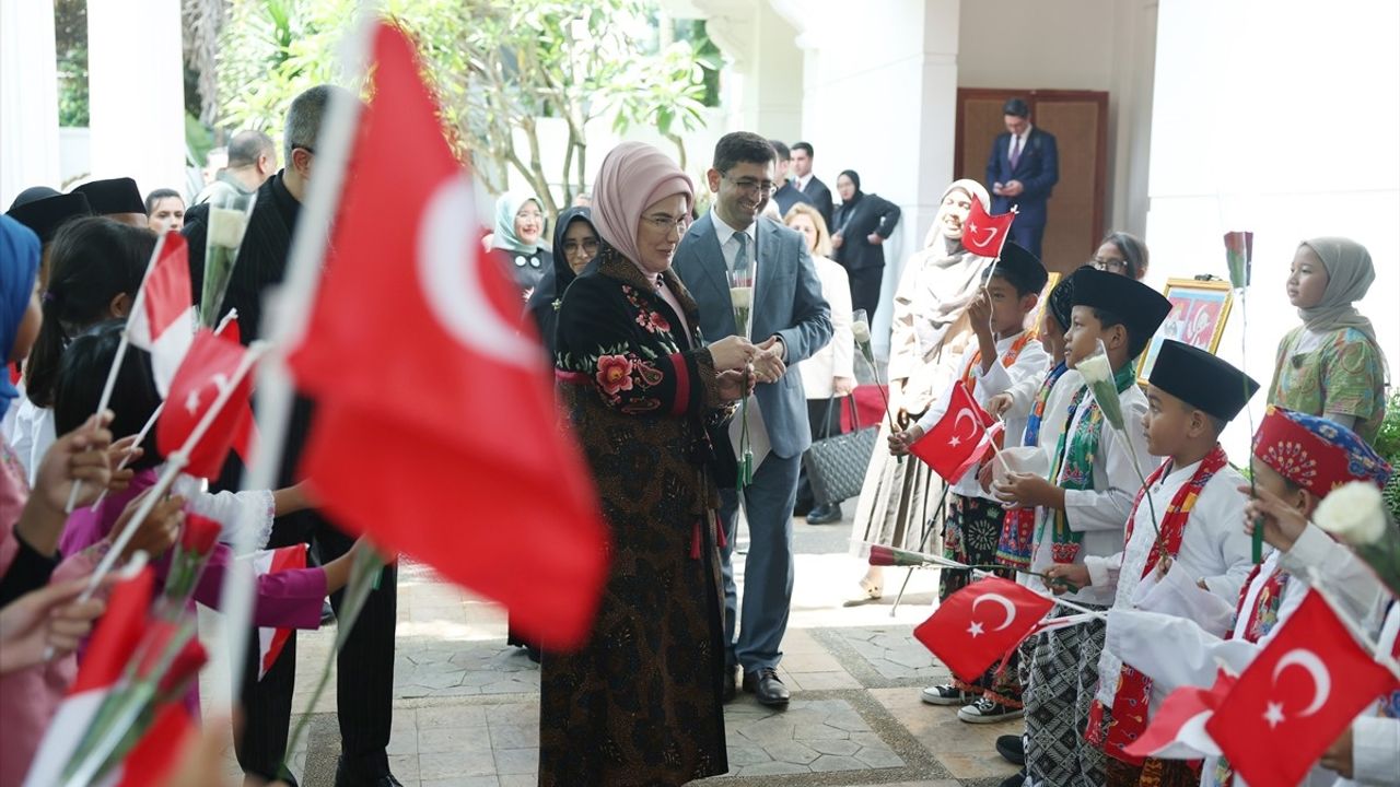 Emine Erdoğan, Endonezya'da Yunus Emre Enstitüsünü Ziyaret Etti