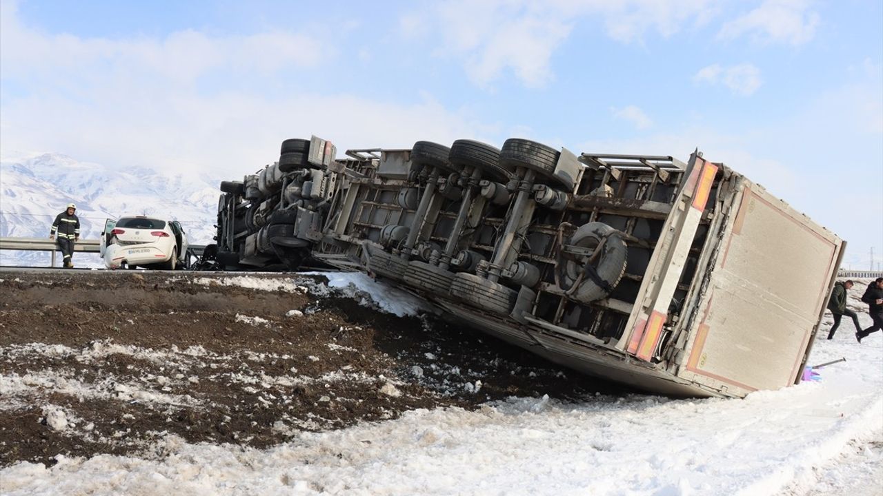 Erzincan'da Otomobil ile Tır Çarpıştı: 3 Yaralı