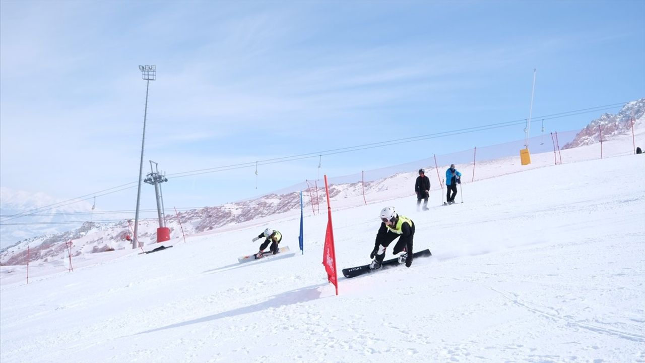 Erzincan'da Snowboard Yarışları Gerçekleştirildi