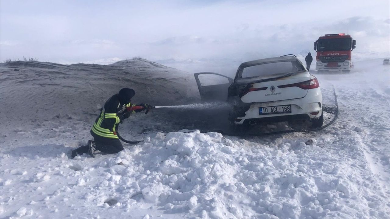 Erzurum'da Seyir Halindeki Araçta Yangın