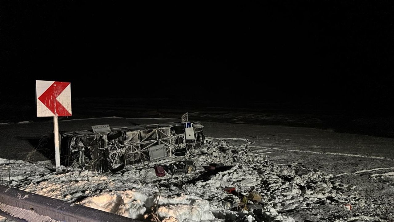 Erzurum'da Yolcu Otobüsü Devrildi: 37 Yaralı