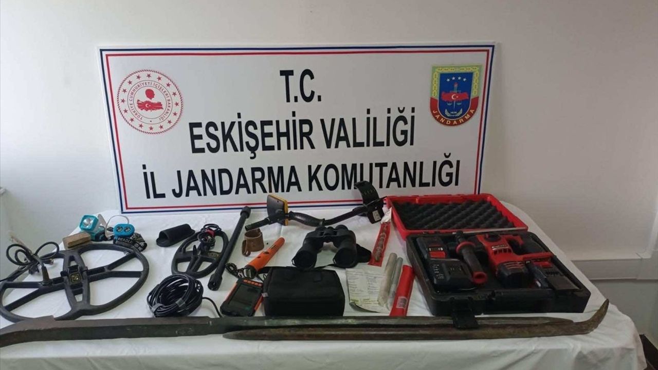 Eskişehir'de Kaçak Kazı Operasyonu: 4 Gözaltı ve Tarihi Eşya Ele Geçirildi