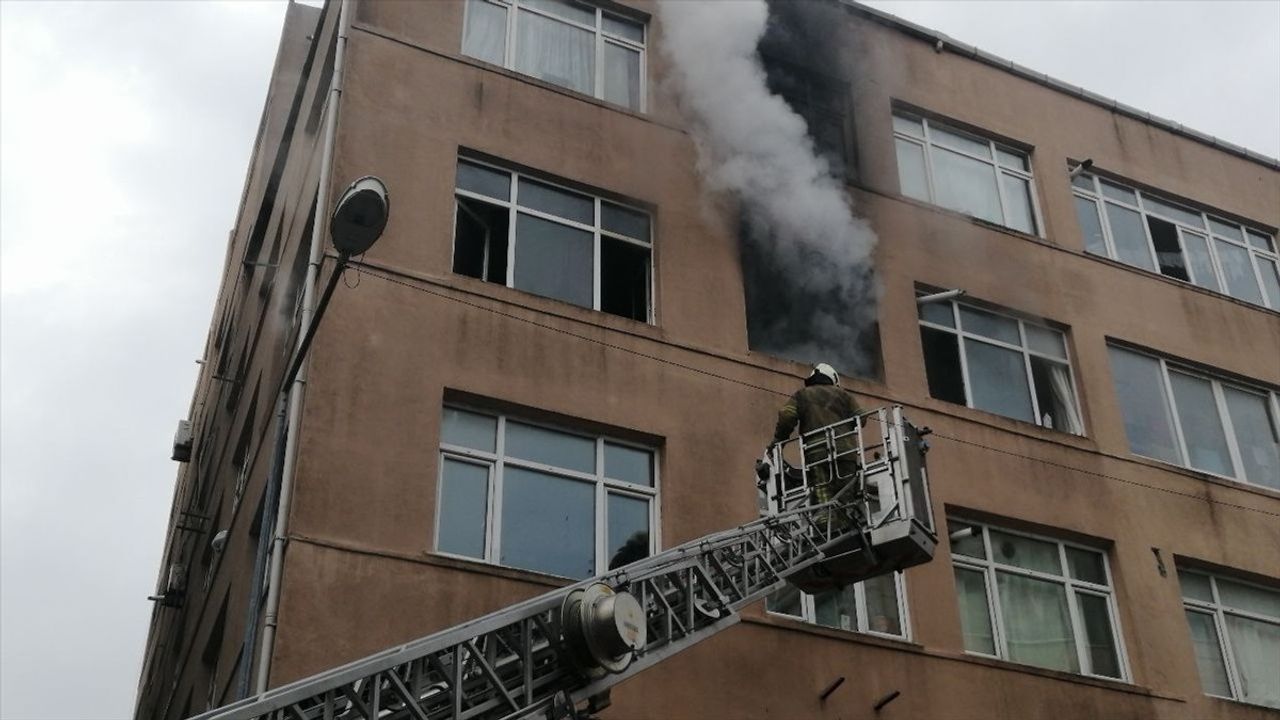 Fatih'te 6 Katlı Binada Yangın Çıktı