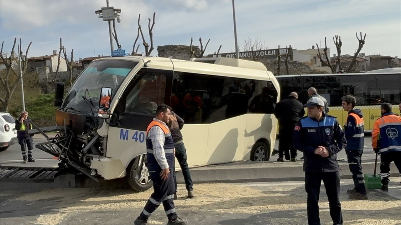 Fatih'te Minibüs Kazası: Sürcü Ağır Yaralı