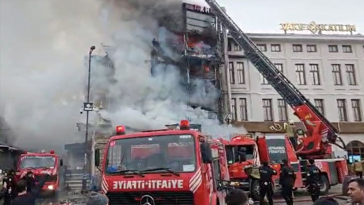 Fatih'te Restoranda Çıkan Yangın Kontrol Altına Alınıyor