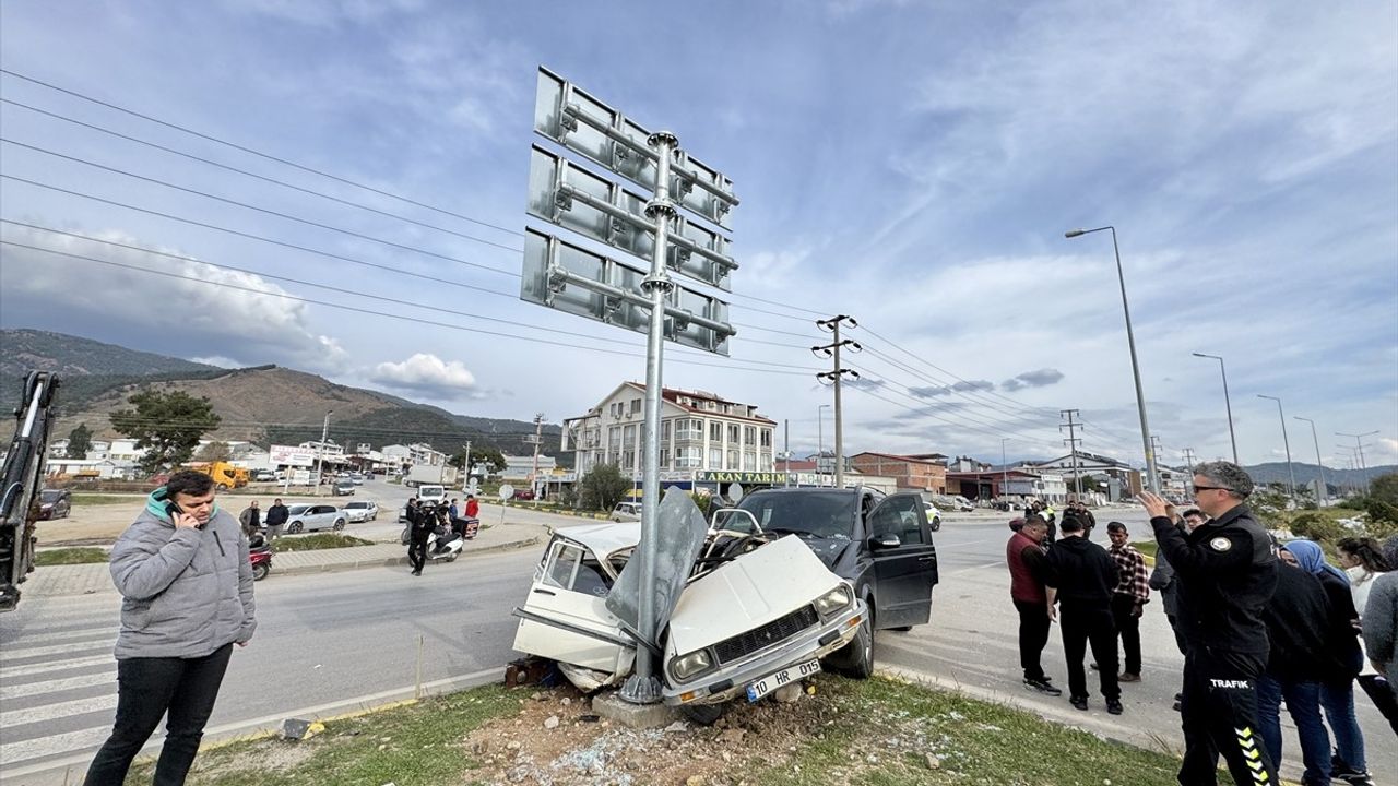 Fethiye'de Minibüs ile Otomobil Çarpıştı: Sürücü Yaralandı