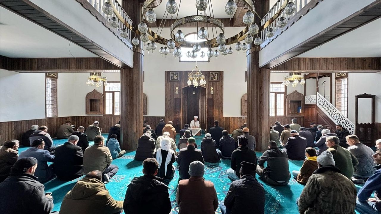 Gaziantep'te Yıkılan Cami Yeniden İbadete Açıldı