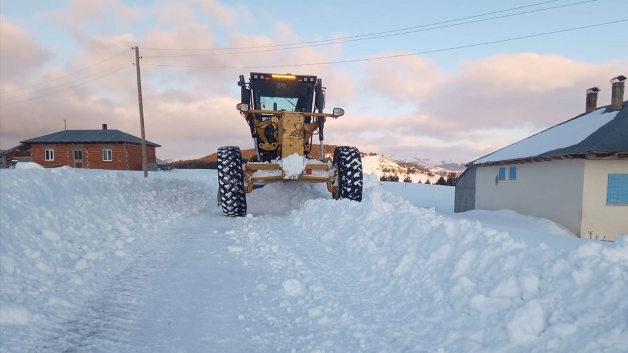Giresun'da 23 Köy Yolunda Karla Mücadele Devam Ediyor