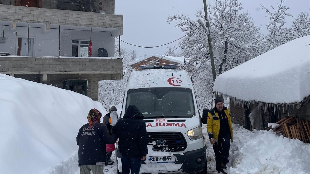 Giresun'da Kapanan Yolda Mahsur Kalan Hasta Kurtarıldı