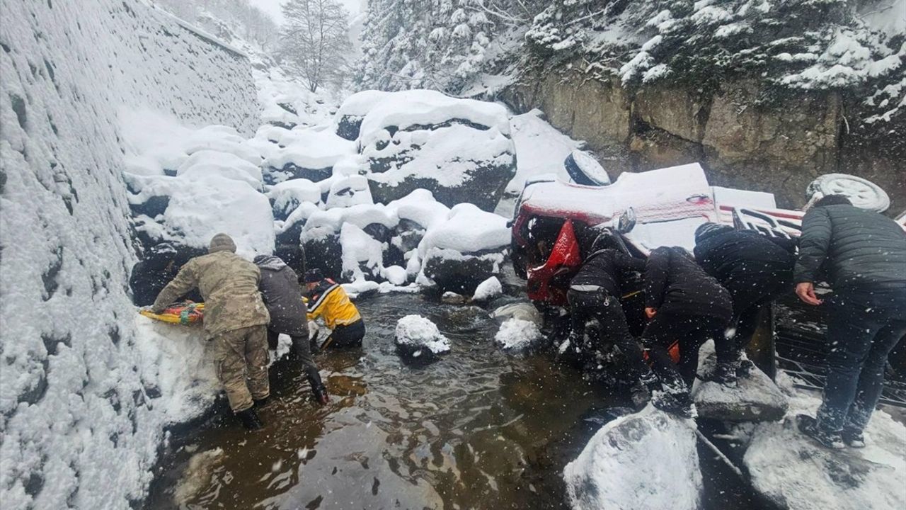 Gümüşhane'de Kamyonet Dereye Yuvarlandı: 5 Yaralı