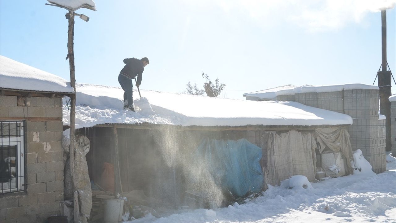 Hakkari'de Çatılardaki Kar Temizliği Devam Ediyor