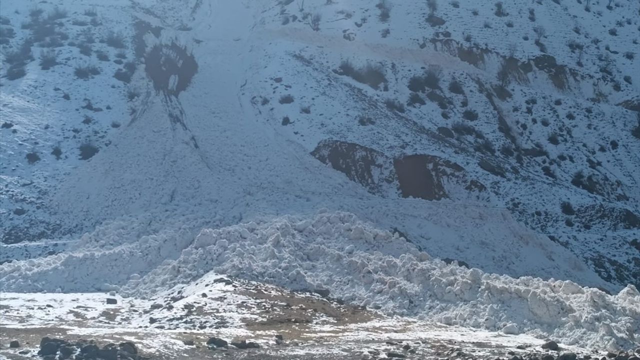 Hakkari'de Çığdan Etkilenen Yol Yeniden Ulaşıma Açıldı