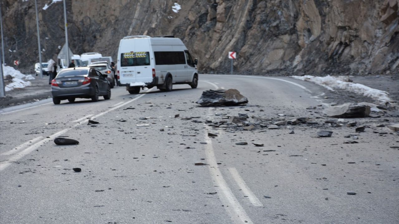 Hakkari'de Kaya Düşmesi Otomobile Zarar Verdi