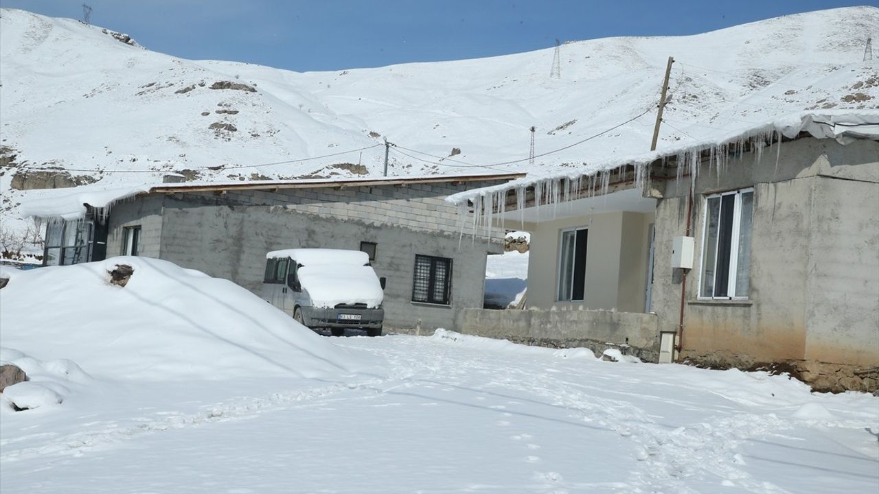 Hakkari'de Soğuk Hava Etkili Olmaya Devam Ediyor