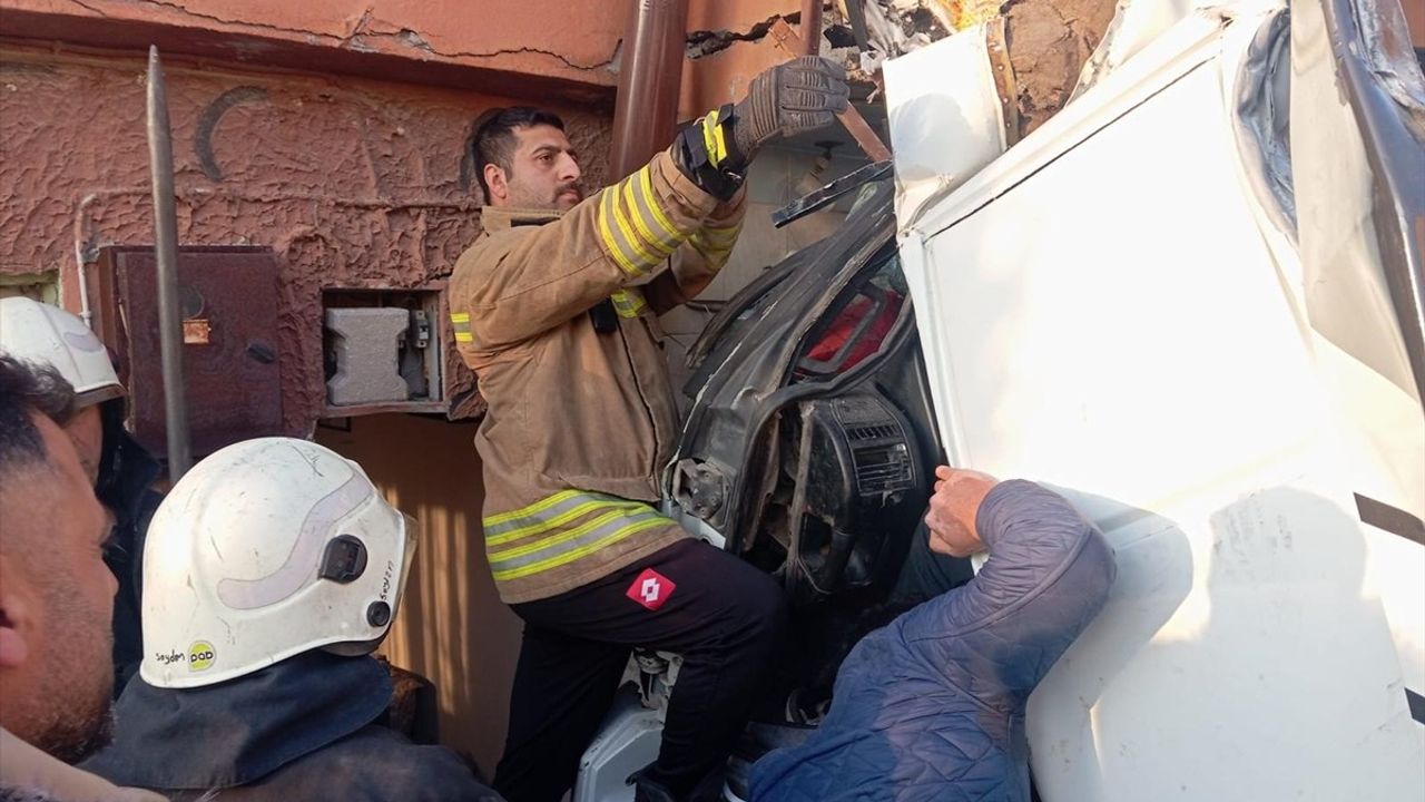 Hatay'da Freni Arızalanan Tır, İş Yerine Girdi