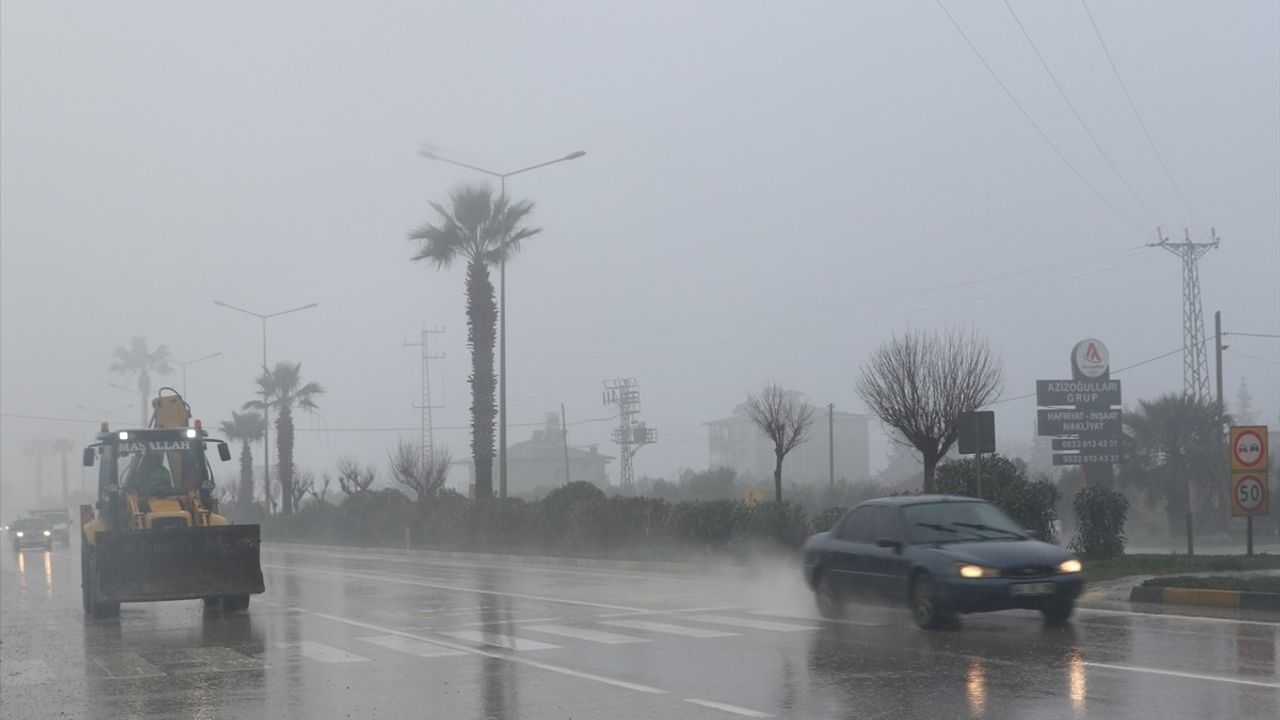 Hatay'da Görüş Mesafesi 40 Metreye Düştü: Sis Ulaşımı Olumsuz Etkiliyor