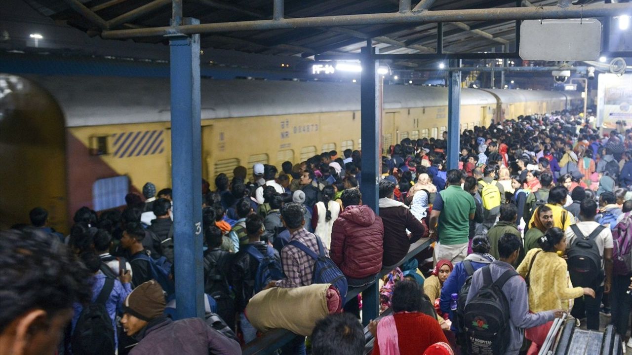 Hindistan'da Tren İstasyonu İzdihamı: 16 Ölü