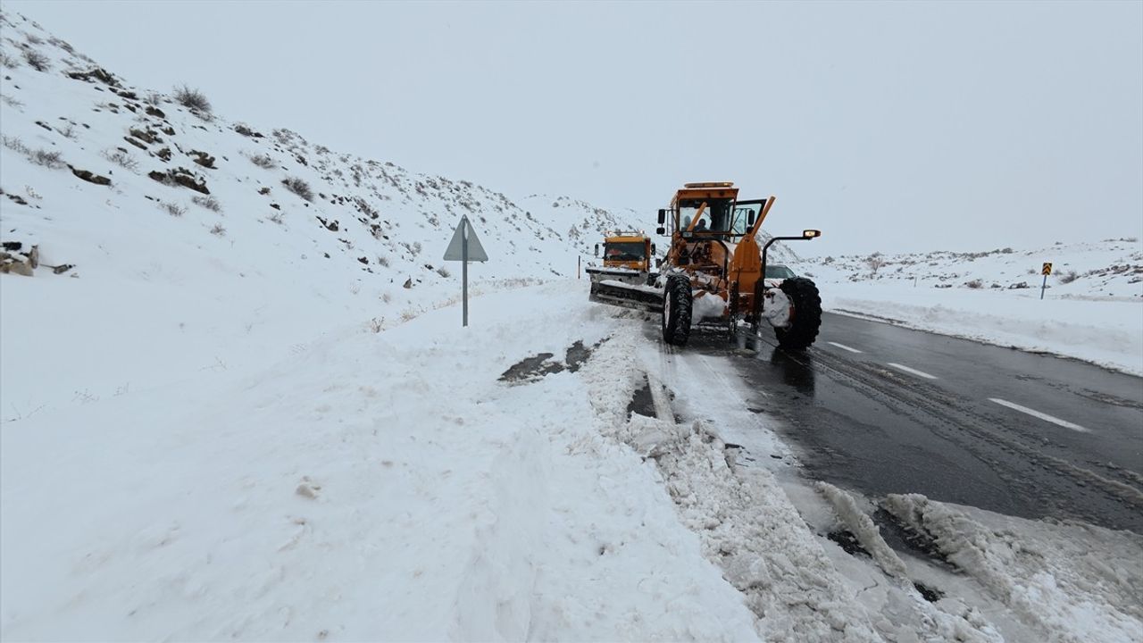 Iğdır'da Kapanan Köy Yollarında Karla Mücadele Çalışmaları