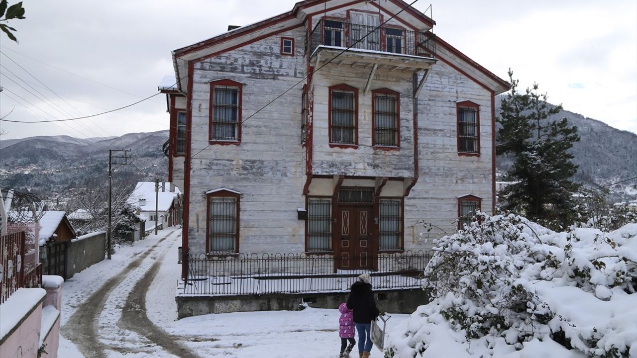 İnebolu'nun Tarihi Evleri Karla Kaplandı