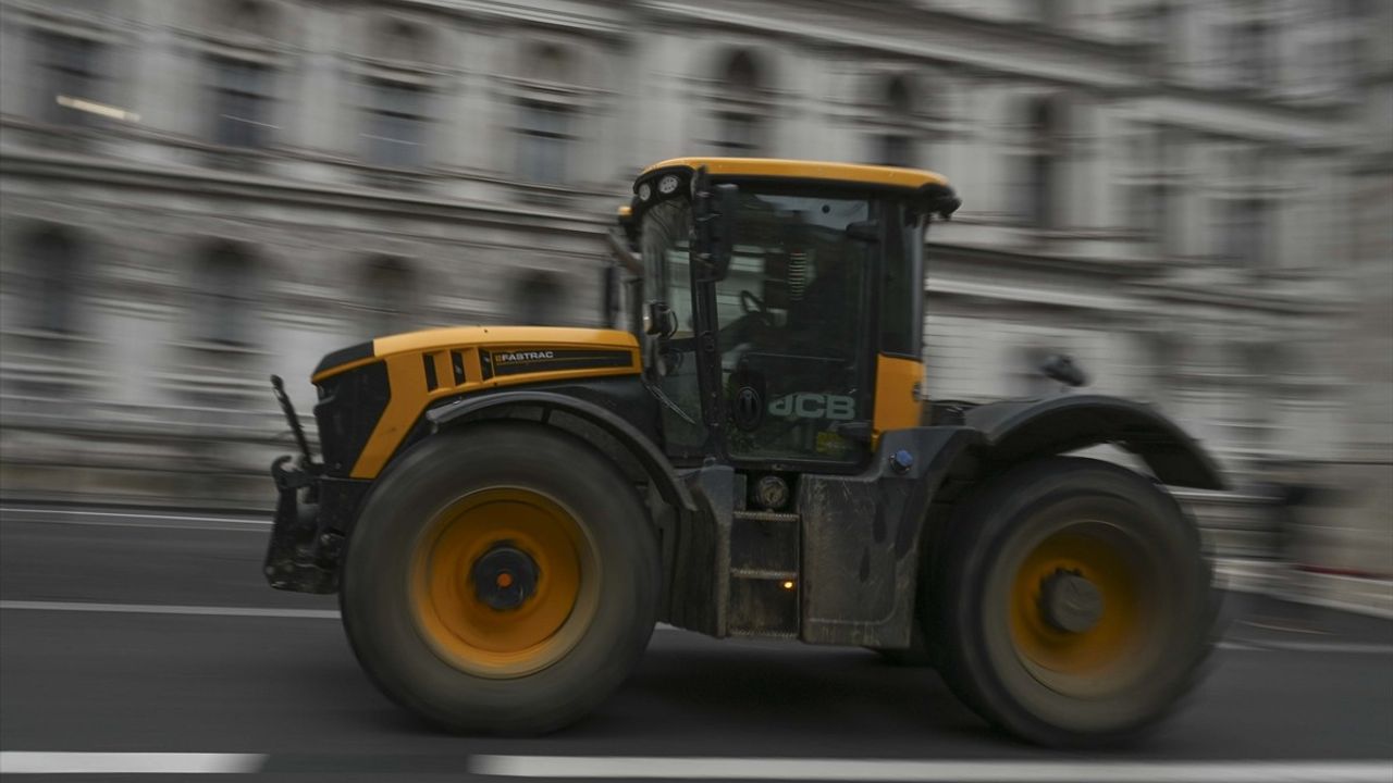 İngiliz Çiftçiler, Veraset Vergisine Karşı Londra'da Traktörlü Protesto Düzenledi