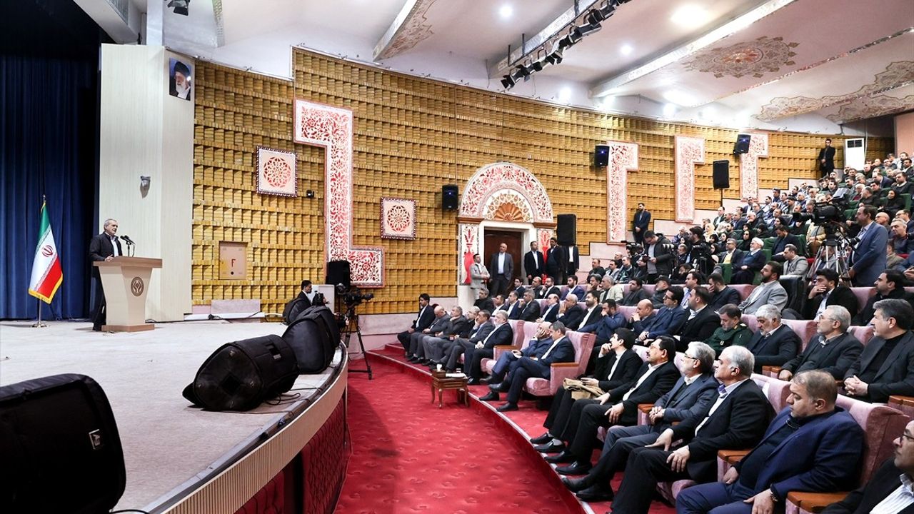 İran Cumhurbaşkanı Pezeşkiyan Enerji Krizi Nedeniyle İş Adamlarından Özür Diledi
