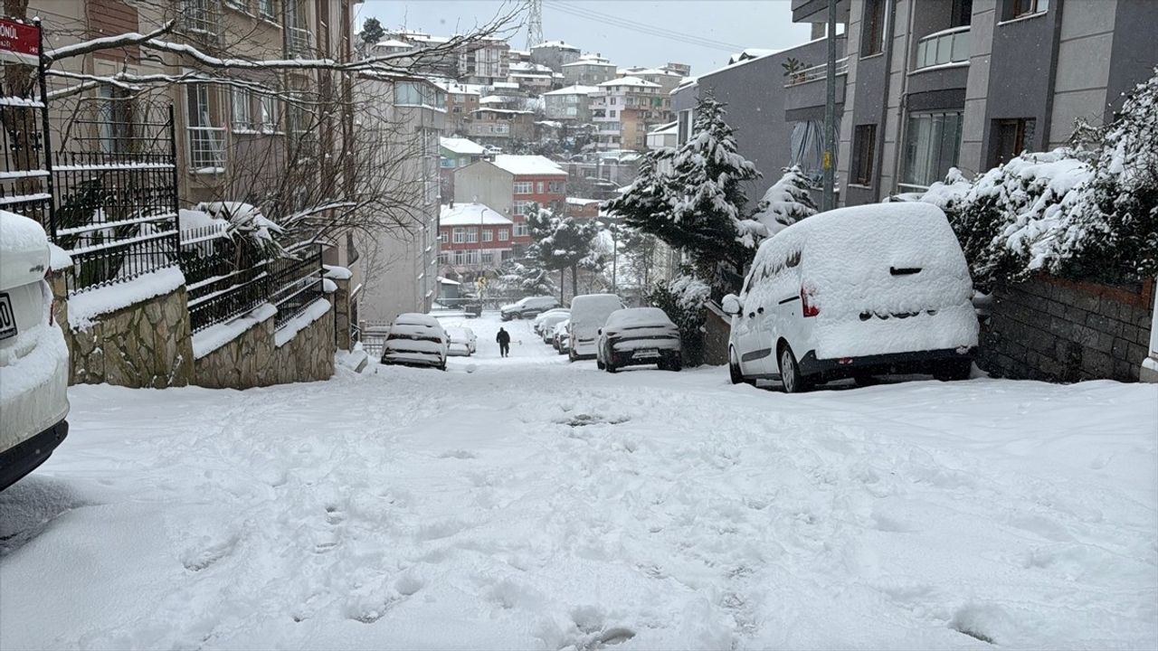 İstanbul'da Aralıklarla Etkili Kar Yağışı