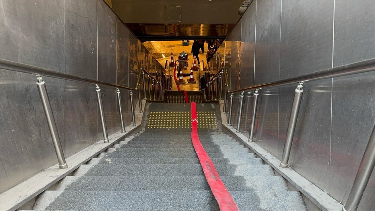 İstanbul'da Cennet Metrobüs Durağı'nda Su Baskını