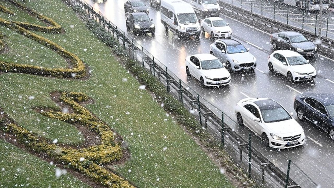 İstanbul'da Kar Yağışı Devam Ediyor