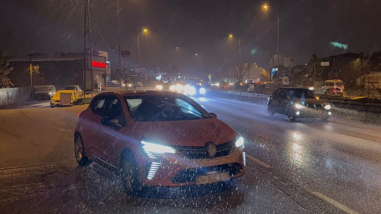 İstanbul'da Kar Yağışı Etkili Olmaya Devam Ediyor