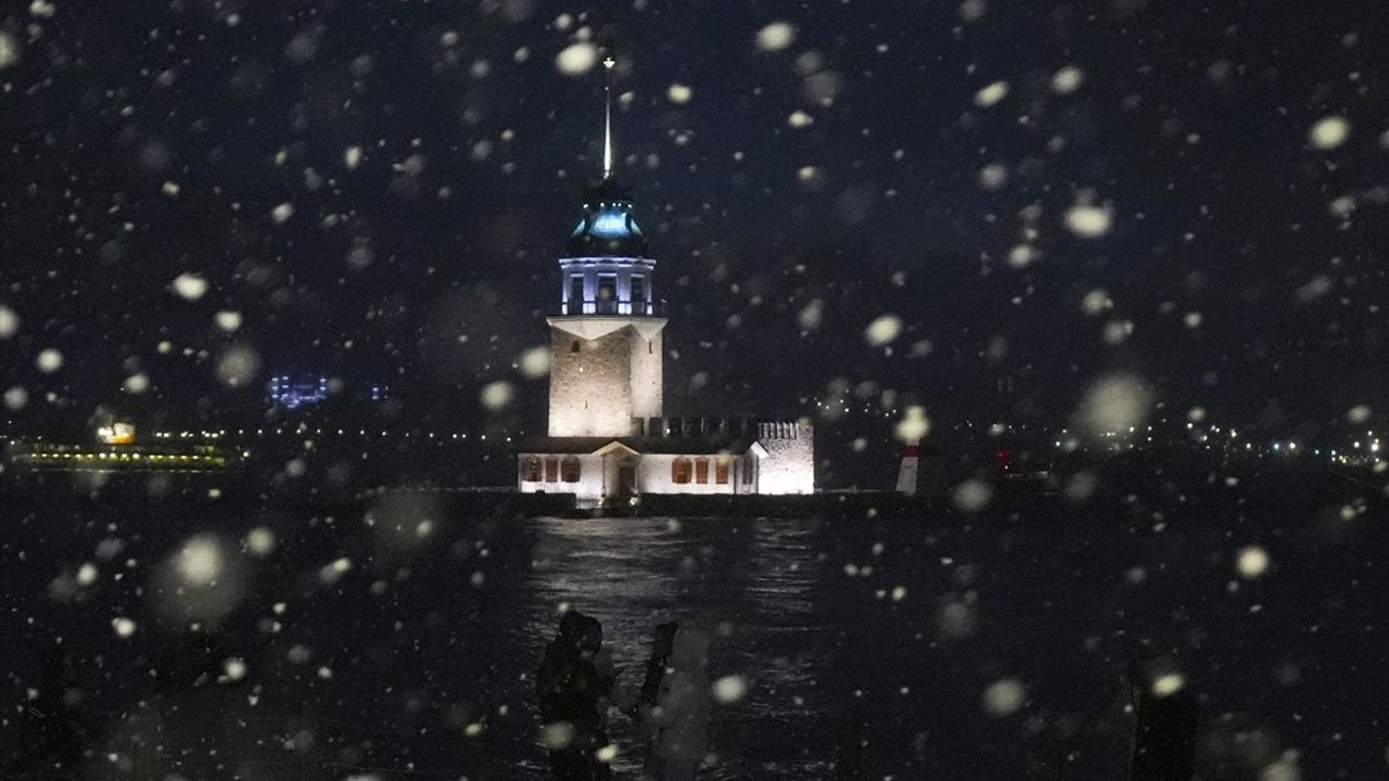 İstanbul'da Kar Yağışı Etkisini Sürdürüyor