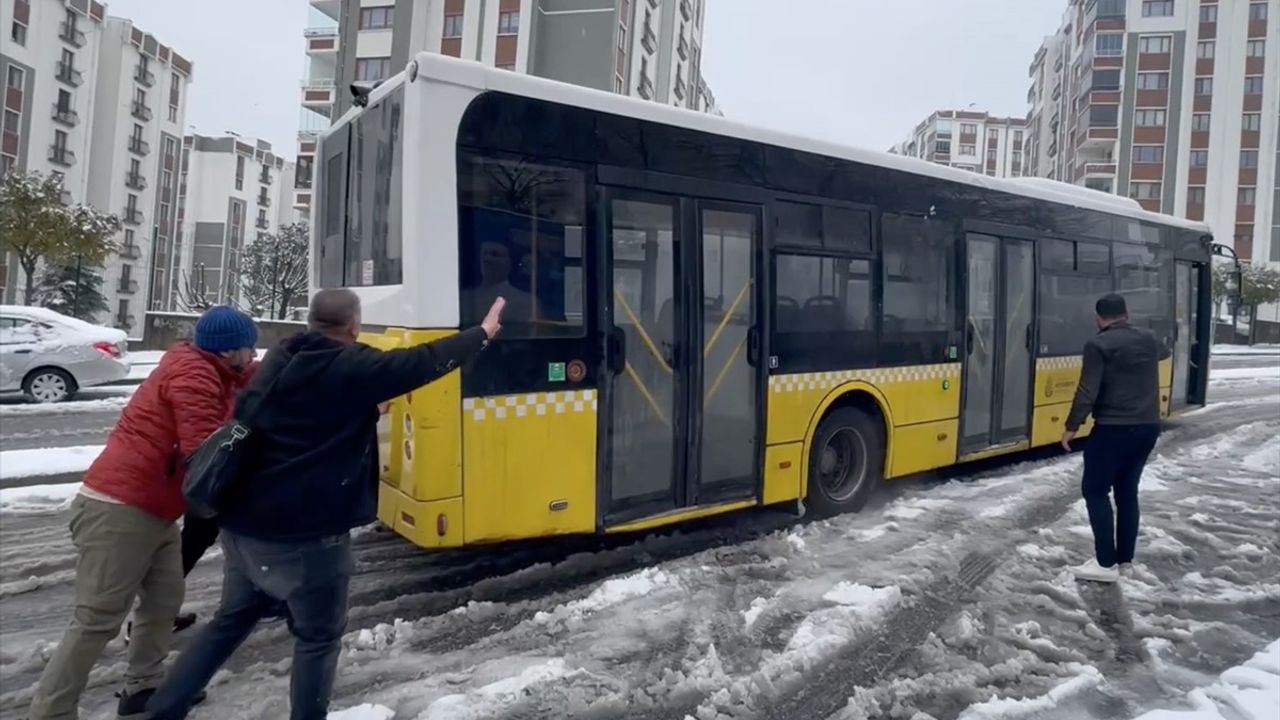 İstanbul'da Kar Yağışı Nedeniyle İETT Otobüsü Yolda Kaldı