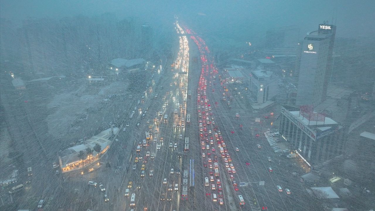 İstanbul'da Kar Yağışı Trafiği Aksatıyor