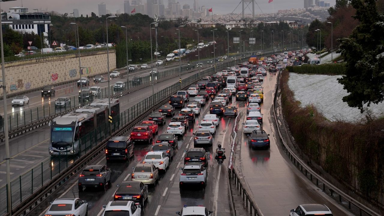 İstanbul'da Kar Yağışı Trafik Yoğunluğunu Artırdı