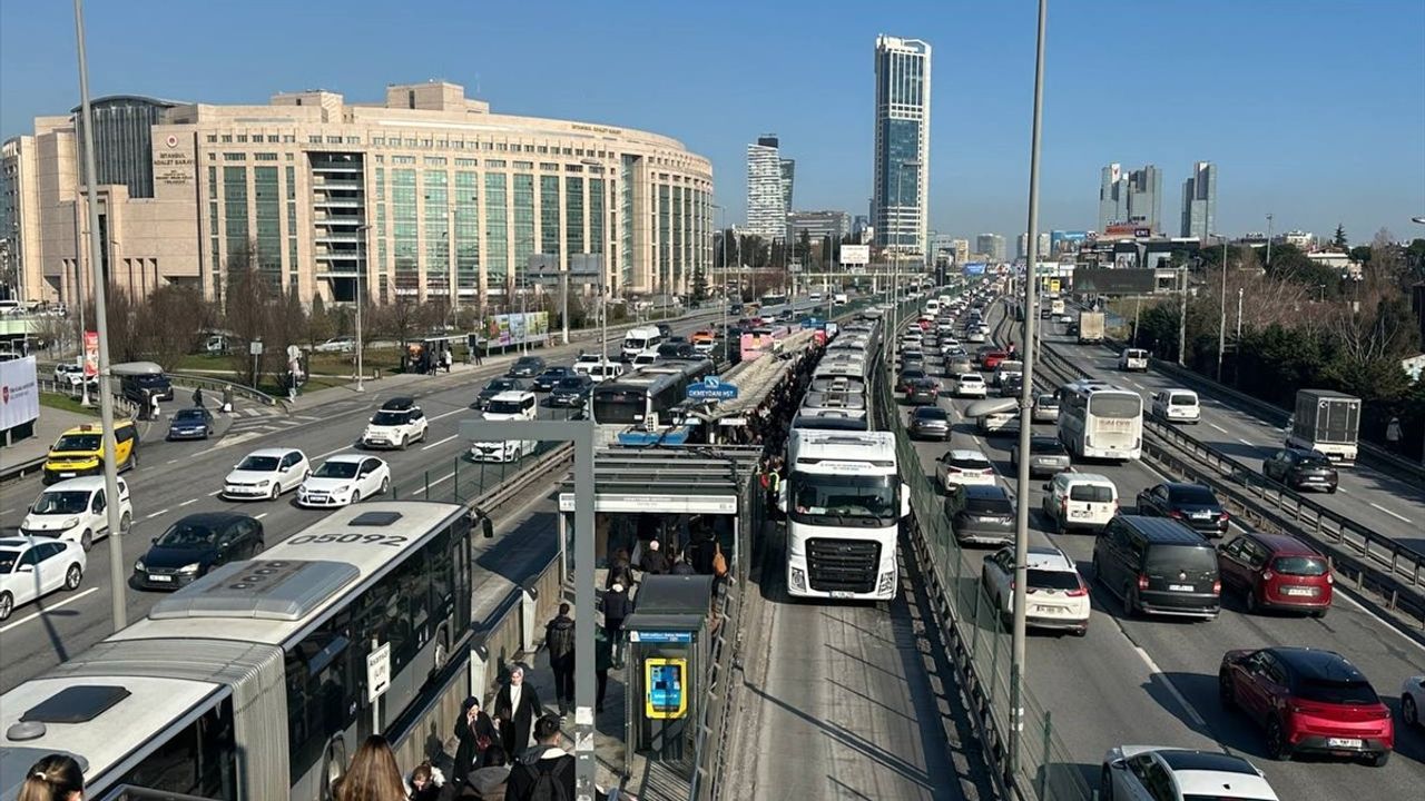 İstanbul'da Metrobüs Arızası Yoğunluk Yarattı