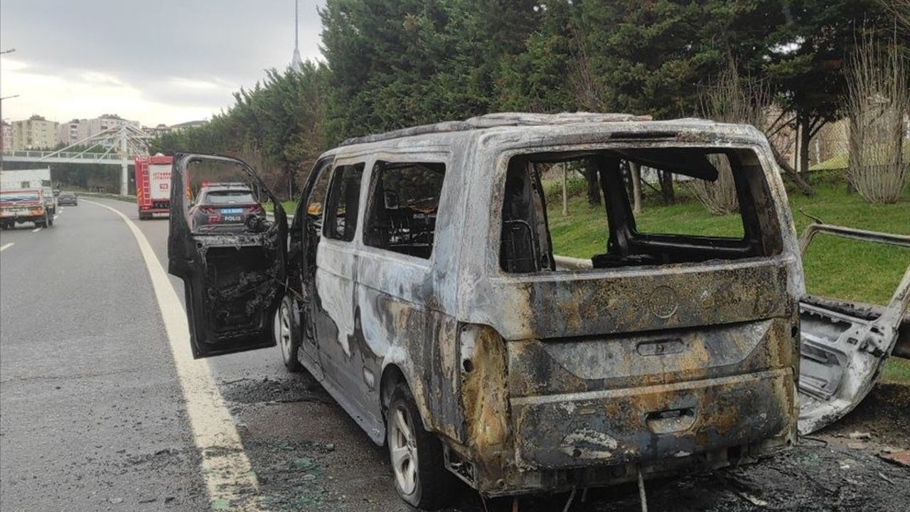 İstanbul'da TEM Otoyolu'nda Minibüs Yangını