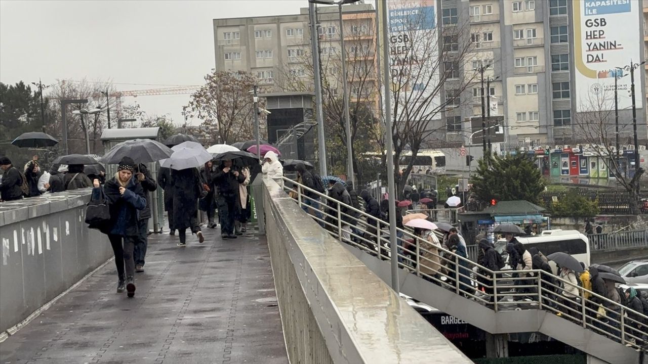 İstanbul'da Trafik Yoğunluğu Sağanakla Yüzde 76'ya Ulaştı