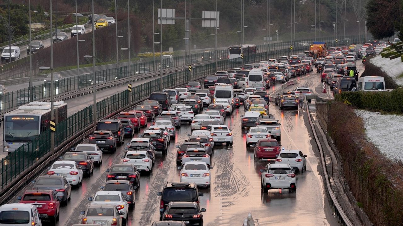 İstanbul'u Beyaza Bürüyen Kar Yağışı