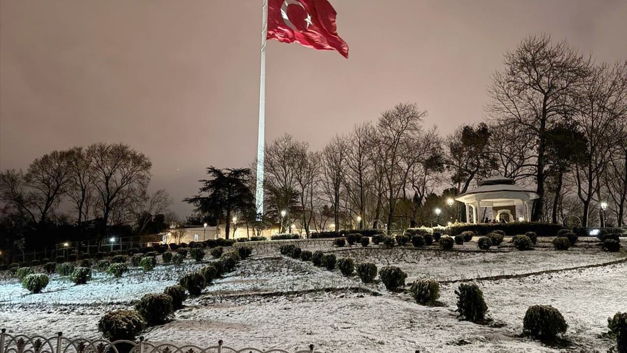 İstanbul'un Anadolu Yakası'nda Kar Yağışı Etkili Oldu