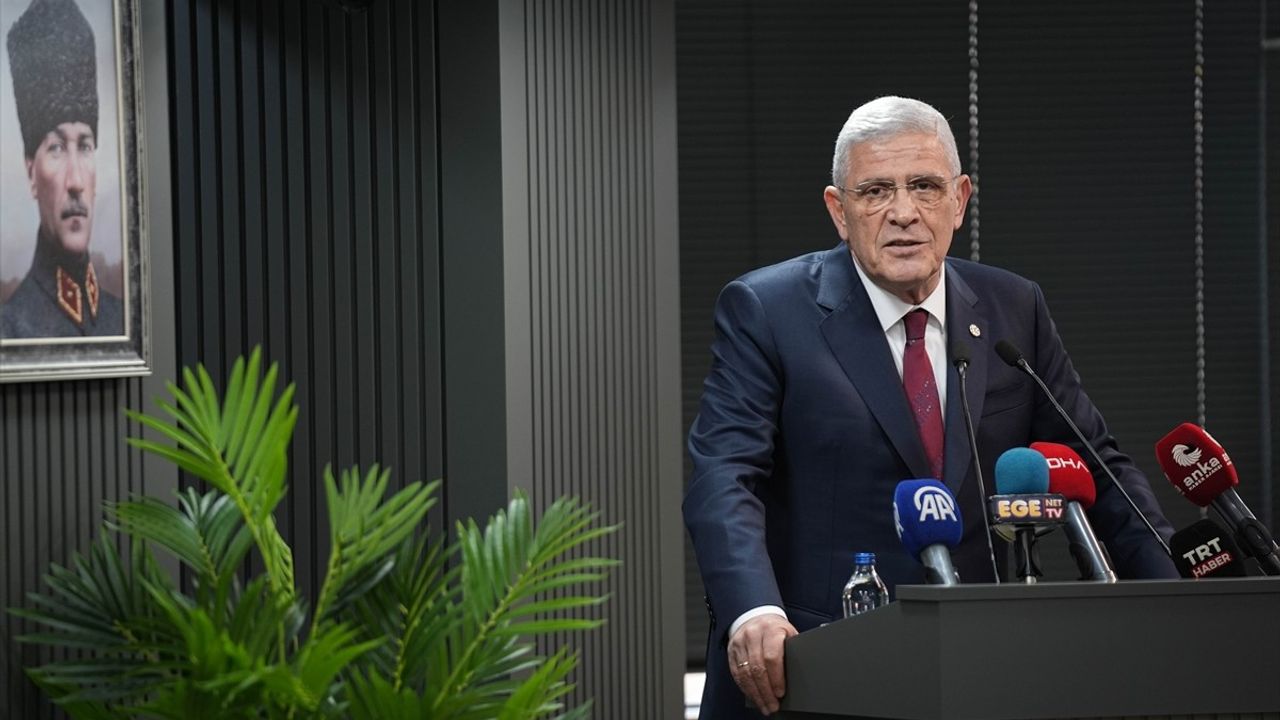 İYİ Parti Genel Başkanı Dervişoğlu İzmir Ziyaretinde Esnafla Buluştu