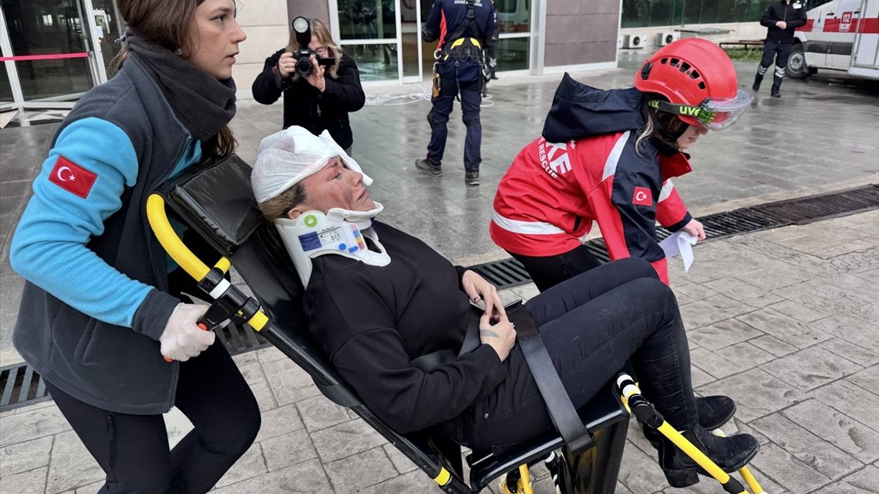 İzmir Bölge Adliye Mahkemesi Deprem Tatbikatıyla Hazırlığını Güçlendirdi