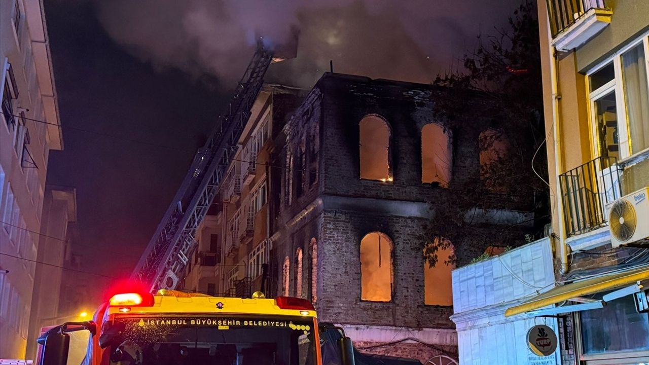 Kadıköy'deki Tarihi Bina Yangınında Bir Kişi Hayatını Kaybetti