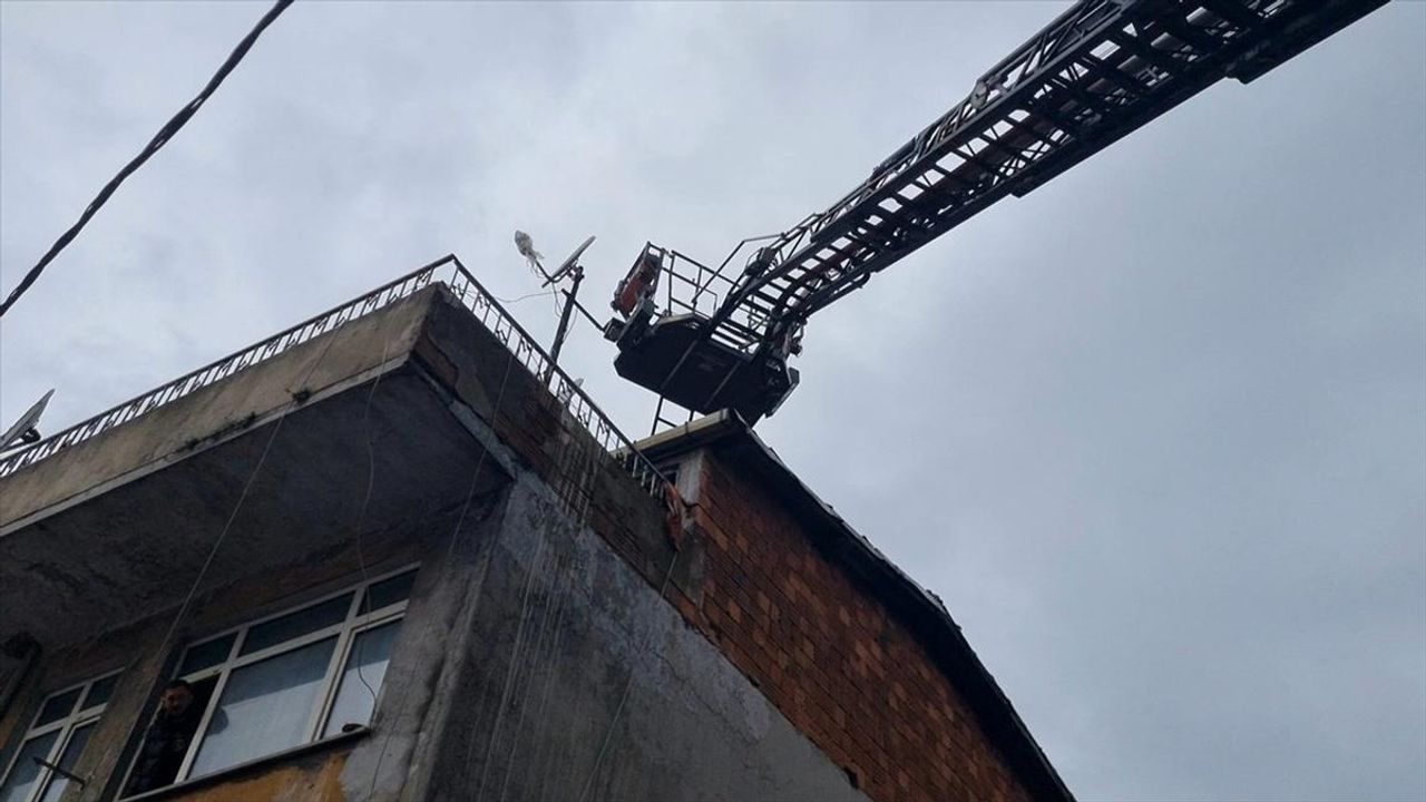 Kağıthane'de 3 Katlı Binanın Çatısında Yangın Çıktı