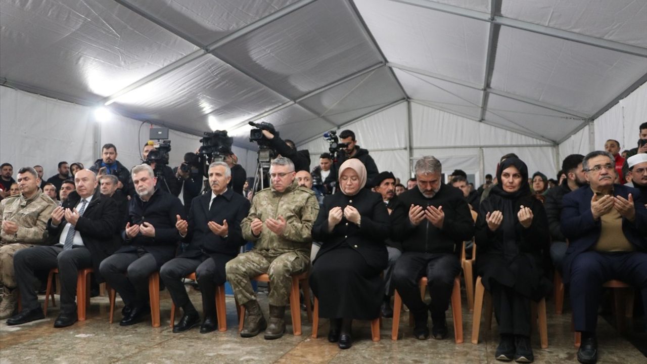 Kahramanmaraş'ta Deprem Faciasında Hayatını Kaybedenler İçin Anma Töreni Düzenlendi